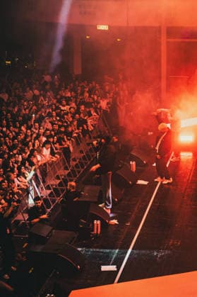 Hier stehen Deutschlands coolste Rapper : Haftbefehl bringt Frankfurt zum Beben – Comeback endet früher als erwartet - Mit Sohn und Maske auf der Bühne 7aIMG: 0573567 Frankfurt bebt: Haftbefehl feiert Comeback mit Deutschlands Rap-Elite – doch die Show endet frühHessen, Frankfurt am Main, Deutschland Copyright: 7aktuell.dex xVincentxBrücker 0573567 20260920_7a_HAFTBEFEHL_573567