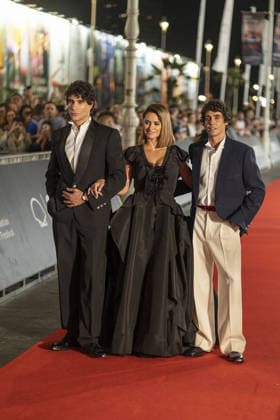 Premiere of the film La bola negra at the 74th San Sebastian International Film Festival SAN SEBASTIAN, SPAIN - SEPTEMBER 20: Javier Calvo (L), Penelope Cruz (C) and Javier Ambrossi (R) pose on the red carpet for the presentation of the Spanish film La bola negra, a contender for the Best International Feature Film category at the Oscars, during the 74th San Sebastian International Film Festival in San Sebastian, Spain, on September 20, 2026. Javi Julio Anadolu San Sebastian Spain. Editorial use only. Please get in touch for any other usage.  Copyright: x2026xAnadoluxJavixJuliox