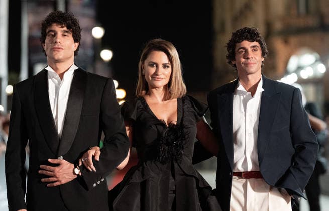 Javier Calvo, Penélope Cruz, and Javier Ambrossi at the premiere of the film *La Bola Negra* during the 74th San Sebastián International Film Festival (SSIFF) on September 20, 2026 ‘La Bola Negra’ screening during the 74th San Sebastián International Film Festival (SSIFF) at the Victoria Eugenia Theater in San Sebastián on September 20, 2026, San Sebastián, Spain  Copyright: xLALOxYASKYx xBESTIMAGExLALOxYASKYx xBESTIMAGEx