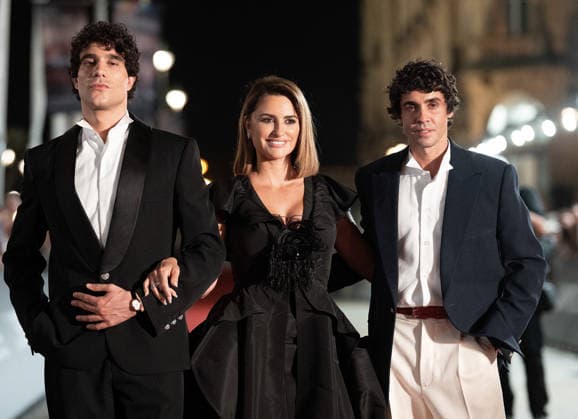 Javier Calvo, Penélope Cruz, and Javier Ambrossi at the premiere of the film *La Bola Negra* during the 74th San Sebastián International Film Festival (SSIFF) on September 20, 2026 ‘La Bola Negra’ screening during the 74th San Sebastián International Film Festival (SSIFF) at the Victoria Eugenia Theater in San Sebastián on September 20, 2026, San Sebastián, Spain  Copyright: xLALOxYASKYx xBESTIMAGExLALOxYASKYx xBESTIMAGEx
