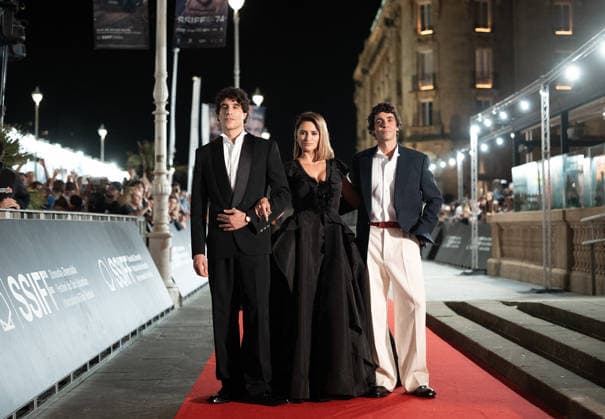 Javier Calvo, Penélope Cruz, and Javier Ambrossi at the premiere of the film *La Bola Negra* during the 74th San Sebastián International Film Festival (SSIFF) on September 20, 2026 ‘La Bola Negra’ screening during the 74th San Sebastián International Film Festival (SSIFF) at the Victoria Eugenia Theater in San Sebastián on September 20, 2026, San Sebastián, Spain  Copyright: xLALOxYASKYx xBESTIMAGExLALOxYASKYx xBESTIMAGEx