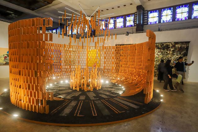 September 20, 2026, Surabaya, East Java, Indonesia: Visitors observe contemporary artworks at the ArtSubs 2026 exhibition at Balai Pemuda, Surabaya, East Java, Indonesia, on September 20, 2026. Titled border, threshold, beyond, the art exhibition features 500 works by 113 artists from across Indonesia, serving as a response to the public s need for a space of contemplation, reflection, and entertainment. Surabaya Indonesia - ZUMAp290 20260920_zip_p290_016 Copyright: xRendyxAgungxPrakosox
