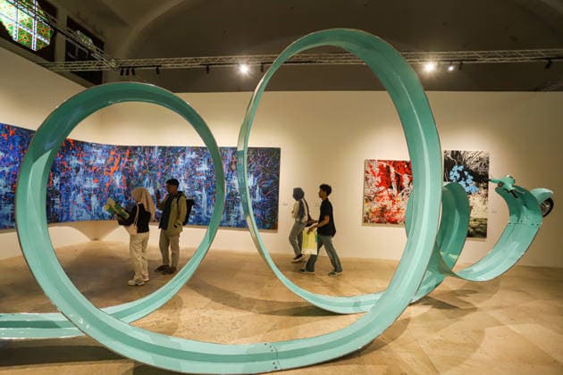 September 20, 2026, Surabaya, East Java, Indonesia: Visitors observe contemporary artworks at the ArtSubs 2026 exhibition at Balai Pemuda, Surabaya, East Java, Indonesia, on September 20, 2026. Titled border, threshold, beyond, the art exhibition features 500 works by 113 artists from across Indonesia, serving as a response to the public s need for a space of contemplation, reflection, and entertainment. Surabaya Indonesia - ZUMAp290 20260920_zip_p290_018 Copyright: xRendyxAgungxPrakosox