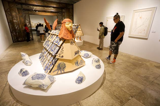 September 20, 2026, Surabaya, East Java, Indonesia: Visitors observe contemporary artworks at the ArtSubs 2026 exhibition at Balai Pemuda, Surabaya, East Java, Indonesia, on September 20, 2026. Titled border, threshold, beyond, the art exhibition features 500 works by 113 artists from across Indonesia, serving as a response to the public s need for a space of contemplation, reflection, and entertainment. Surabaya Indonesia - ZUMAp290 20260920_zip_p290_025 Copyright: xRendyxAgungxPrakosox