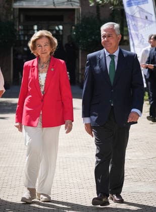Queen Sofía Presides Over the Opening Ceremony of the International Congress on Neurodegenerative Diseases in Seville. Queen Sofía, accompanied by the mayor of Seville, José Luis Sanz, upon her arrival to preside over the opening of the International Congress on Neurodegenerative Diseases September 21, 2026, in Seville, Andalusia, Spain SEPTEMBER 21, 2026 María José Ló Seville, Andalusia, Spain Seville, Andalusia, Spain Spain Copyright: xMariaxJosà xLopezx 7789855