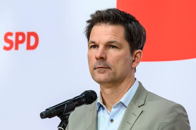 im Bild v.l.: Steffen Krach, GER, Berlin, SPD Pressekonferenz nach den Wahlen in Berlin und Mecklenburg Vorpommern - MV, im Atrium, Willy-Brandt-Haus, Wilhelmstraße 141, 10963 Berlin, 21.09.2026, Copyright: HMBxMedia UwexKoch