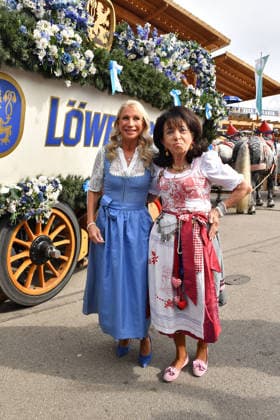 Karin Baumueller-Soeder und Regine Sixt bei der Ankunft zu den Damenwiesn am 21.09.2026 beim Oktoberfest in Muenchen Karin Soeder and Regine Sixt arrive at the Damenwiesn event on September 21, 2026 at the Oktoberfest in Munich, Germany Damenwiesn beim Oktoberfest 2026 in Muenchen