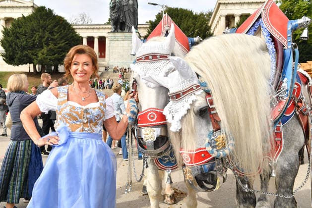 Dagmar Woehrl bei der Ankunft zu den Damenwiesn am 21.09.2026 beim Oktoberfest in Muenchen Dagmar Woehrl arrives at the Damenwiesn event on September 21, 2026 at the Oktoberfest in Munich, Germany Damenwiesn beim Oktoberfest 2026 in Muenchen