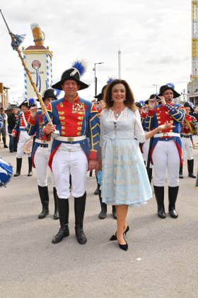 Uschi Daemmrich von Luttitz bei der Ankunft zu den Damenwiesn am 21.09.2026 beim Oktoberfest in Muenchen Uschi Daemmrich von Luttitz arrives at the Damenwiesn event on September 21, 2026 at the Oktoberfest in Munich, Germany Damenwiesn beim Oktoberfest 2026 in Muenchen
