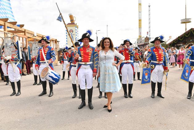 Uschi Daemmrich von Luttitz bei der Ankunft zu den Damenwiesn am 21.09.2026 beim Oktoberfest in Muenchen Uschi Daemmrich von Luttitz arrives at the Damenwiesn event on September 21, 2026 at the Oktoberfest in Munich, Germany Damenwiesn beim Oktoberfest 2026 in Muenchen