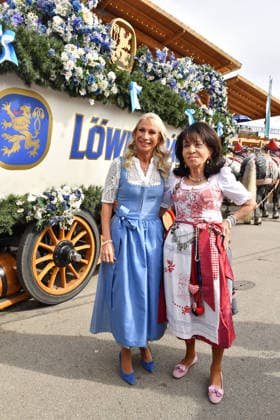 Karin Baumueller-Soeder und Regine Sixt bei der Ankunft zu den Damenwiesn am 21.09.2026 beim Oktoberfest in Muenchen Karin Soeder and Regine Sixt arrive at the Damenwiesn event on September 21, 2026 at the Oktoberfest in Munich, Germany Damenwiesn beim Oktoberfest 2026 in Muenchen
