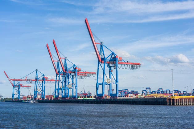 Grosse Verladekrane stehen im Terminal an der Elbe. Hamburg, Deutschland. In der Stadt Hamburg