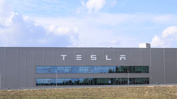 GER, Brandenburg, Gruenheide, Tesla Werk Giga Factory, Schriftzug und Gebaeude, 17.09.2026, Copyright: HMBxMedia UwexKoch