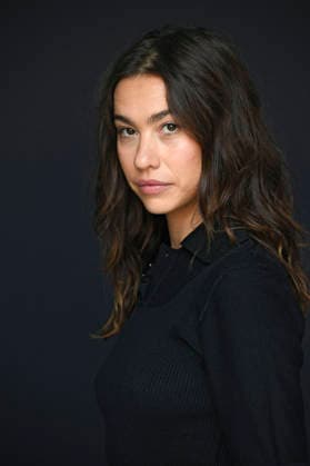 Greta Fernandez bei einem exklusiven Photoshooting mit dem Cast des Kinofilms Die Gäste auf dem 74. Internationalen Filmfestival San Sebastian Festival Internacional de Cine de San Sebastian im Hotel Maria Cristina. San Sebastian, 21.09.2026