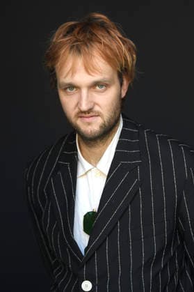 Jan Bülow bei einem exklusiven Photoshooting mit dem Cast des Kinofilms Die Gäste auf dem 74. Internationalen Filmfestival San Sebastian Festival Internacional de Cine de San Sebastian im Hotel Maria Cristina. San Sebastian, 21.09.2026