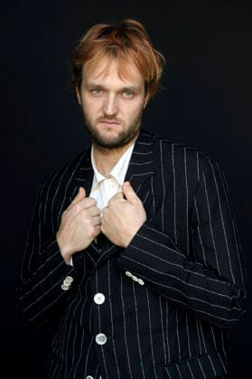 Jan Bülow bei einem exklusiven Photoshooting mit dem Cast des Kinofilms Die Gäste auf dem 74. Internationalen Filmfestival San Sebastian Festival Internacional de Cine de San Sebastian im Hotel Maria Cristina. San Sebastian, 21.09.2026