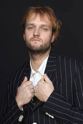 Jan Bülow bei einem exklusiven Photoshooting mit dem Cast des Kinofilms Die Gäste auf dem 74. Internationalen Filmfestival San Sebastian Festival Internacional de Cine de San Sebastian im Hotel Maria Cristina. San Sebastian, 21.09.2026