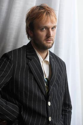 Jan Bülow bei einem exklusiven Photoshooting mit dem Cast des Kinofilms Die Gäste auf dem 74. Internationalen Filmfestival San Sebastian Festival Internacional de Cine de San Sebastian im Hotel Maria Cristina. San Sebastian, 21.09.2026