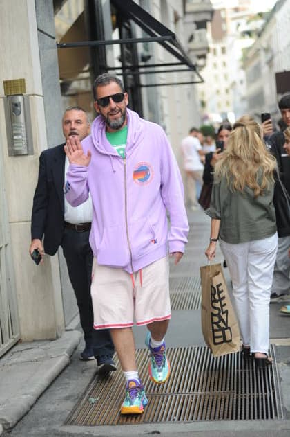 RECORD DATE NOT STATED IPA88808754 - Milan, photo by Mimmo Carriero—After stopping by Bacaro, a restaurant on Via Montenapoleone, Adam Sandler strolls through the streets of downtown. He is recognized immediately, and people ask him for photos and autographs, which he grants without hesitation. His wife Jackie follows him at a distance so as not to be recognized or photographed, and after entering the hotel—thinking no one is watching—they let themselves go, kissing and embracing before heading up to their room.  Copyright: xx xx IPA88808754