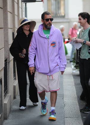 RECORD DATE NOT STATED IPA88808773 - Milan, photo by Mimmo Carriero—After stopping by Bacaro, a restaurant on Via Montenapoleone, Adam Sandler strolls through the streets of downtown. He is recognized immediately, and people ask him for photos and autographs, which he grants without hesitation. His wife Jackie follows him at a distance so as not to be recognized or photographed, and after entering the hotel—thinking no one is watching—they let themselves go, kissing and embracing before heading up to their room.  Copyright: xx xx IPA88808773