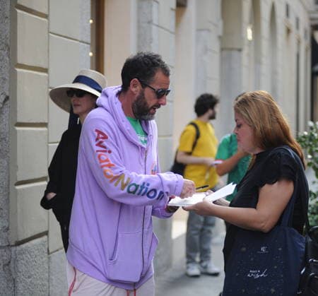 RECORD DATE NOT STATED IPA88808784 - Milan, photo by Mimmo Carriero—After stopping by Bacaro, a restaurant on Via Montenapoleone, Adam Sandler strolls through the streets of downtown. He is recognized immediately, and people ask him for photos and autographs, which he grants without hesitation. His wife Jackie follows him at a distance so as not to be recognized or photographed, and after entering the hotel—thinking no one is watching—they let themselves go, kissing and embracing before heading up to their room.  Copyright: xx xx IPA88808784