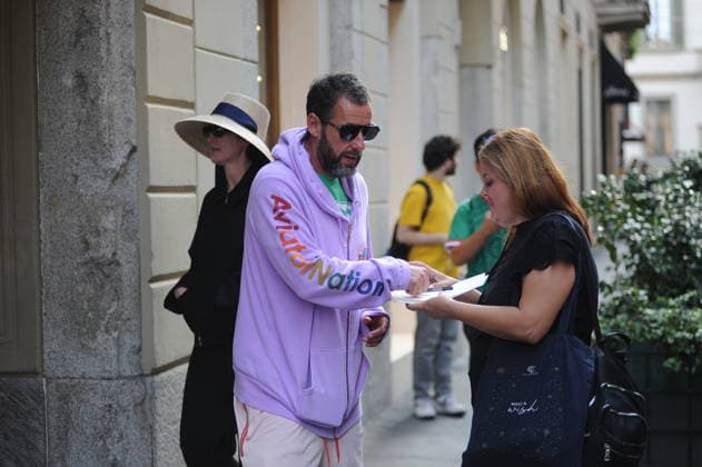RECORD DATE NOT STATED IPA88808786 - Milan, photo by Mimmo Carriero—After stopping by Bacaro, a restaurant on Via Montenapoleone, Adam Sandler strolls through the streets of downtown. He is recognized immediately, and people ask him for photos and autographs, which he grants without hesitation. His wife Jackie follows him at a distance so as not to be recognized or photographed, and after entering the hotel—thinking no one is watching—they let themselves go, kissing and embracing before heading up to their room.  Copyright: xx xx IPA88808786
