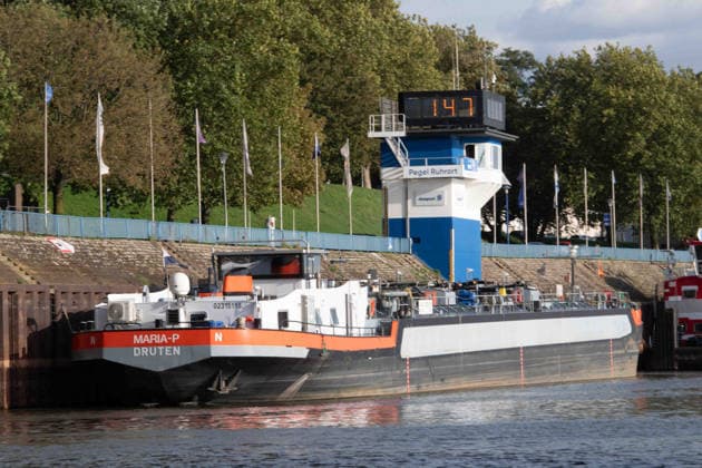Pegel Ruhrort, zeigt 147 cm Wasserstand, Niedrigwasser, Feature, Randmotiv, Symbolfoto, Jochen OTT, SPD Fraktionsvorsitzender im Landtag NRW, Spitzenkandidat fuer die Landtagswahl 2027, besucht die Duisport Duisburger Hafen AG und informiert sich ueber die Rolle der Logistik in der Energiewende und die Bedeutung der Binnenschifffahrt fuer NRW am 21.09.2026 in Duisburg Deutschland.