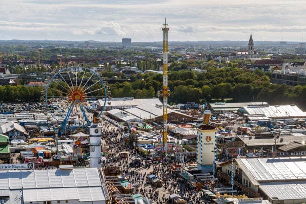 Oktoberfest 2026, Überblick über die Wiesn mit Riesenrad, Fahrgeschäft Hangover und Festzelten bis nach München-Sendling, Sonnenschein bei 21 Grad, München, 21. September 2026 Deutschland, München, 21. September 2026, Überblick vom Skylift aus 91 Metern Höhe über die Wiesn mit Riesenrad, Fahrgeschäft Hangover und Festzelten bis nach München-Sendling, Sonnenschein und Temperaturen bis 21 Grad, Mittwochnachmittag um 15 Uhr, freundliches Wiesnwetter mit Sonnenschein, typisch bayerisch, Oktoberfest 2026, Volksfest, Bayern,