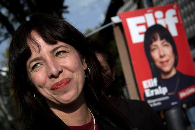 Elif Eralp, Die Linke Wahlkampfabschluss DEU, Deutschland, Germany, Berlin, 18.09.2026 Elif Eralp , Spitzenkandidatin der Partei Die Linke in Berlin bei einer Kundgebung zum Wahlkampfabschluss der Partei Die Linke fuer die Abgeordnetenhauswahl am 20. September 2026 vor dem Roten Rathaus in Berlin Deutschland en: Elif Eralp , lead candidate of the Left Party Die Linke in Berlin at a rally to mark the end of the Left Party s election campaign for the Berlin House of Representatives election on September 20 2026 in front of the Red City Hall Rotes Rathaus in Berlin Germany .