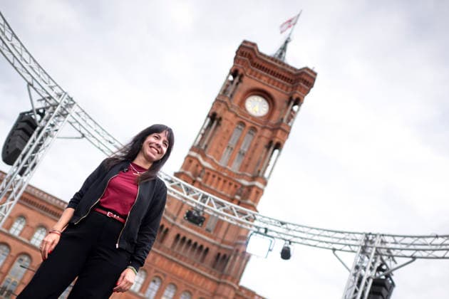 Elif Eralp, Die Linke Wahlkampfabschluss DEU, Deutschland, Germany, Berlin, 18.09.2026 Elif Eralp , Spitzenkandidatin der Partei Die Linke in Berlin bei einer Kundgebung zum Wahlkampfabschluss der Partei Die Linke fuer die Abgeordnetenhauswahl am 20. September 2026 vor dem Roten Rathaus in Berlin Deutschland en: Elif Eralp , lead candidate of the Left Party Die Linke in Berlin at a rally to mark the end of the Left Party s election campaign for the Berlin House of Representatives election on September 20 2026 in front of the Red City Hall Rotes Rathaus in Berlin Germany .