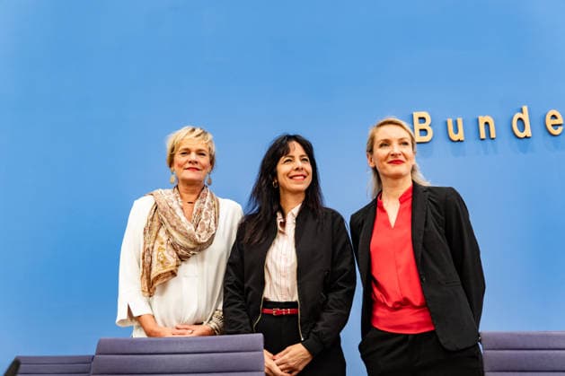 Spitzenkandidatin in Mecklenburg-Vorpommern Simone Oldenburg, Spitzenkandidatin in Berlin Elif Eralp und Co-Parteivorsitzende der Linken Ines Schwerdtner in der Bundespressekonferenz in Berlin am 21.09.2026. Die Linke hat die Wahlen in Berlin mit etwa 25,7% gewonnen und in Mecklenburg-Vorpommern etwa 6,5% der Stimmen erhalten. Pressekonferenz der Linke in der Bundespressekonferenz nach der Wahlen in Mecklenburg-Vorpommern und Berlin