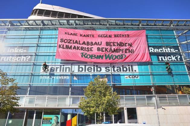 Berlin, Deutschland, 23.09.2026: Konrad-Adenauer-Haus: Aktivisten der Umweltschutzorganisation Robin Wood haben ein Transparent mit der Aufschrift Klare Kante gegen Rechts: Sozialabbau beenden, Klimakrise bekämpfen! vom Dach der CDU-Zentrale in Berlin ausgerollt Copyright: xdtsxNachrichtenagenturx dts_136046