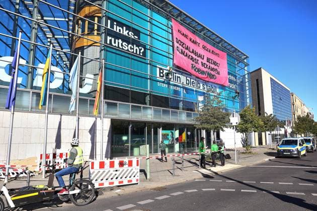 Berlin, Deutschland, 23.09.2026: Konrad-Adenauer-Haus: Aktivisten der Umweltschutzorganisation Robin Wood haben ein Transparent mit der Aufschrift Klare Kante gegen Rechts: Sozialabbau beenden, Klimakrise bekämpfen! vom Dach der CDU-Zentrale in Berlin ausgerollt Copyright: xdtsxNachrichtenagenturx dts_136050