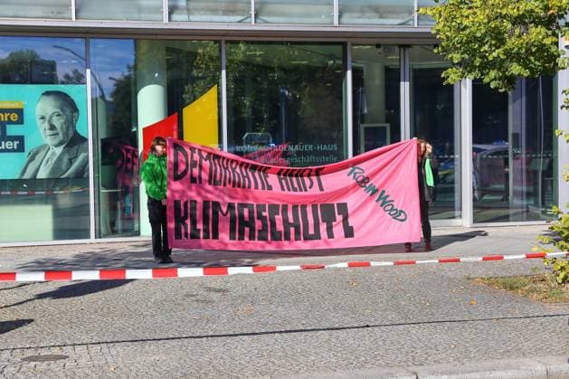 Berlin, Deutschland, 23.09.2026: Konrad-Adenauer-Haus: Aktivisten der Umweltschutzorganisation Robin Wood haben ein Transparent mit der Aufschrift Klare Kante gegen Rechts: Sozialabbau beenden, Klimakrise bekämpfen! vom Dach der CDU-Zentrale in Berlin ausgerollt Copyright: xdtsxNachrichtenagenturx dts_136052