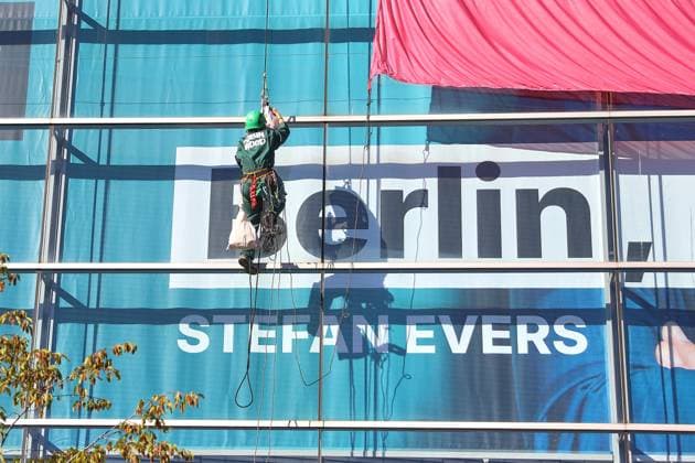Berlin, Deutschland, 23.09.2026: Konrad-Adenauer-Haus: Aktivisten der Umweltschutzorganisation Robin Wood haben ein Transparent mit der Aufschrift Klare Kante gegen Rechts: Sozialabbau beenden, Klimakrise bekämpfen! vom Dach der CDU-Zentrale in Berlin ausgerollt Copyright: xdtsxNachrichtenagenturx dts_136059