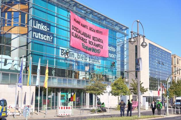 Berlin, Deutschland, 23.09.2026: Konrad-Adenauer-Haus: Aktivisten der Umweltschutzorganisation Robin Wood haben ein Transparent mit der Aufschrift Klare Kante gegen Rechts: Sozialabbau beenden, Klimakrise bekämpfen! vom Dach der CDU-Zentrale in Berlin ausgerollt Copyright: xdtsxNachrichtenagenturx dts_136061