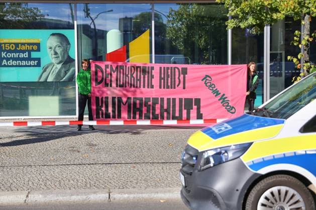 Berlin, Deutschland, 23.09.2026: Konrad-Adenauer-Haus: Aktivisten der Umweltschutzorganisation Robin Wood haben ein Transparent mit der Aufschrift Klare Kante gegen Rechts: Sozialabbau beenden, Klimakrise bekämpfen! vom Dach der CDU-Zentrale in Berlin ausgerollt Copyright: xdtsxNachrichtenagenturx dts_136058