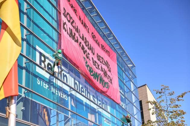 Berlin, Deutschland, 23.09.2026: Konrad-Adenauer-Haus: Aktivisten der Umweltschutzorganisation Robin Wood haben ein Transparent mit der Aufschrift Klare Kante gegen Rechts: Sozialabbau beenden, Klimakrise bekämpfen! vom Dach der CDU-Zentrale in Berlin ausgerollt Copyright: xdtsxNachrichtenagenturx dts_136060
