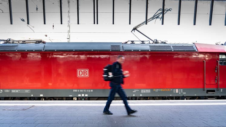 Regionalexpress am Bahnhof Münster (Westfalen) mit Logo der Deutschen Bahn AG;Regionalexpress am Bahnhof Münster (Westfalen) mit Logo der Deutschen Bahn AG, Münster Nordrhein-Westfalen Deutschland Hauptbahnhof