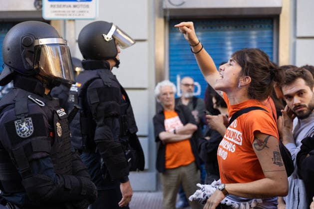 September 23, 2026, Madrid, Spain: Hundreds of Madrid residents, mobilized by the Tenants Union, are protesting against the eviction of Maricarmen an 87-year-old woman forced out of the apartment where she had lived for 70 years by a real estate investment fund. She had refused to leave the home for which she had always paid rent. Police used charge tactics against the demonstrators. Madrid Spain - ZUMAl221 20260923_zip_l221_031 Copyright: xIgnacioxLopezxIsasmendix