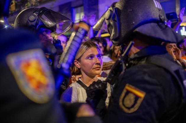 Protests against real estate speculation following the eviction of Maricarmen Abascal in Madrid, Spain - 23 Sep 2026 Housing activists clash with police during a demonstration in Madrid. Following the confirmation of Maricarmen s eviction, thousands of people marched through central Madrid to denounce real estate speculation and demand the right to decent housing. Madrid Spain Copyright: xDavidxCanalesx xSOPAxImagesx David-Canales-1453416