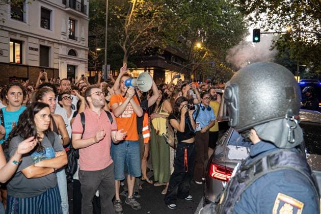 September 23, 2026, Madrid, Spain: MADRID, SPAIN, SEPTEMBER 23, 2026: Police confront demonstrators during a protest in Madrid following the eviction of 87-year-old Maricarmen Abascal from the home where she had lived for more than 70 years. Around 10,000 people joined the demonstration, according to the Government Delegation in Madrid, before protesters moved toward Paseo de la Castellana and blocked traffic. Police used riot-control measures, including rubber projectiles, as officers attempted to clear demonstrators from the roadway. Madrid Spain - ZUMAq101 20260923_zna_q101_133 Copyright: xVictorxSanjuanxCardeo±Ax