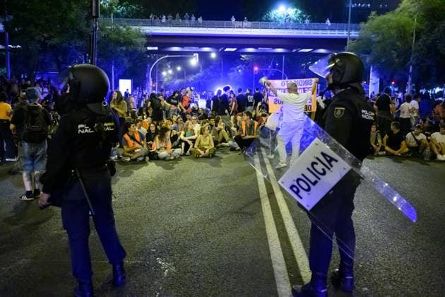September 23, 2026, Madrid, Spain: MADRID, SPAIN, SEPTEMBER 23, 2026: Demonstrators gather during a rally organized by the Sindicato de Inquilinas following the eviction of 87-year-old Mari Carmen from the Madrid home where she had lived for more than 70 years. Protesters denounced the eviction and called for stronger housing protections and access to affordable housing. Madrid Spain - ZUMAq101 20260923_zna_q101_181 Copyright: xTomasxCallex