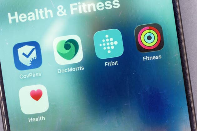 Germany - December 22nd, 2025: Smartphone-Bildschirm, der Symbole von Anwendungen für Gesundheit, Fitness und Medizin anzeigt