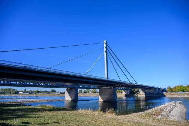 Niedrigwasser im Rhein an der Rheinbrücke Maxau , Karlsruhe-Maxau, Deutschland 25.09.2026: Freiliegende Uferbereiche und Kiesbänke an der Rheinbrücke Maxau (B10), Pegel Maxau bei 2,85 Metern. Symbolbild für Trockenheit und Binnenschifffahrt.