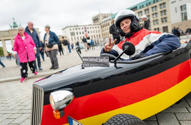 Mit der Seifenkiste durch Berlin EUR, Deutschland, Berlin, 25.09.2026: Hotrod Tour in Berlin. Mit dem selbstgesteuerten Miniauto (Seifenkiste) durch die Hauptstadt. Sehenswürdigkeiten von Kreuzberg bis Mitte. Mit 14PS durch die City.