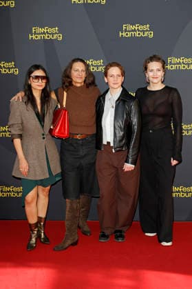 Bayan Layla, Catrin Striebeck, Eva Maria Jost und Zarah Schrader bei der Premiere des Kinofilms Hygge auf dem 34. Filmfest Hamburg 2026 im Cinemaxx Dammtor. Hamburg, 25.09.2026