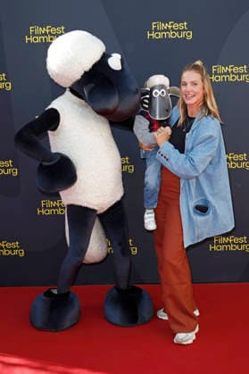 Svenja Holtmann mit Sohn Louie bei der Premiere des Kinofilms Shaun das Schaf - Spuk im Kürbisfeld Shaun the Sheep: The Beast of Mossy Bottom auf dem 34. Filmfest Hamburg 2026 im Cinemaxx Dammtor. Hamburg, 25.09.2026