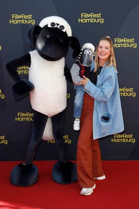 Svenja Holtmann mit Sohn Louie bei der Premiere des Kinofilms Shaun das Schaf - Spuk im Kürbisfeld Shaun the Sheep: The Beast of Mossy Bottom auf dem 34. Filmfest Hamburg 2026 im Cinemaxx Dammtor. Hamburg, 25.09.2026