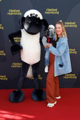 Svenja Holtmann mit Sohn Louie bei der Premiere des Kinofilms Shaun das Schaf - Spuk im Kürbisfeld Shaun the Sheep: The Beast of Mossy Bottom auf dem 34. Filmfest Hamburg 2026 im Cinemaxx Dammtor. Hamburg, 25.09.2026